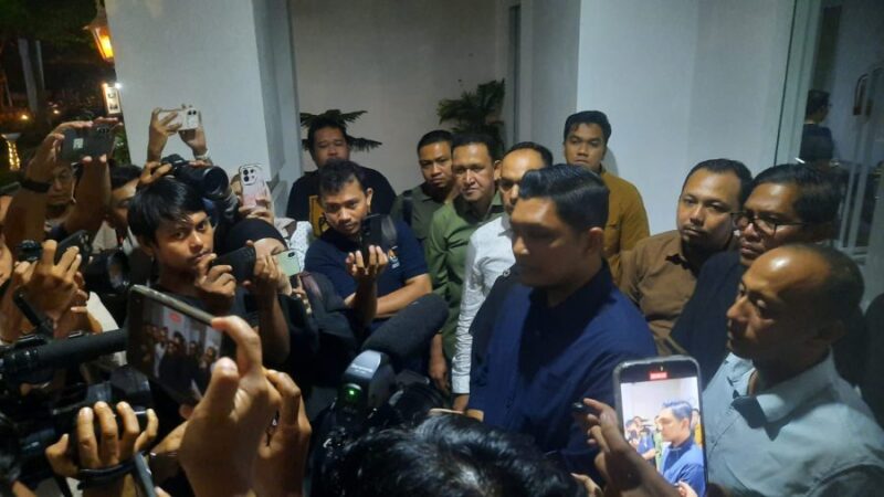 Wakil Wali Kota Banda Aceh, Afdhal Khalilullah, saat memberikan keterangan pers terkait penanganan kasus kekerasan anak di Media Center Balai Kota, Selasa (28/4/2026). Foto: Dok. Diskominfo Kota Banda Aceh