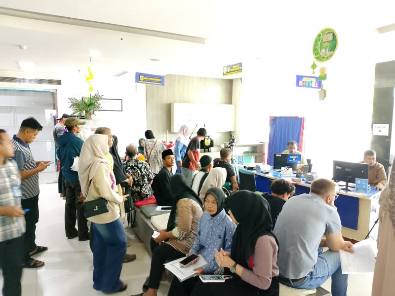 Suasana pelayanan di Kantor Disdukcapil Kota Banda Aceh yang dipadati warga untuk mengurus dokumen kependudukan, Rabu (29/4/2026). Foto: Dok. Diskominfo Kota Banda Aceh