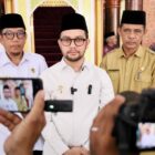 Wakil Bupati Aceh Barat menyampaikan pesan kepada Jamaah Calon Haji agar menjaga kesehatan dan kekuatan spiritual sebelum berangkat ke Tanah Suci, Selasa (14/4/2026). Foto: Dok. Istimewa 