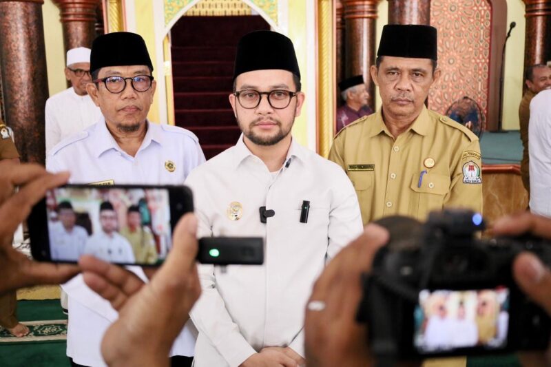 Wakil Bupati Aceh Barat menyampaikan pesan kepada Jamaah Calon Haji agar menjaga kesehatan dan kekuatan spiritual sebelum berangkat ke Tanah Suci, Selasa (14/4/2026). Foto: Dok. Istimewa 