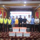 Gubernur Aceh Muzakir Manaf berfoto bersama relawan internasional asal Tiongkok dan Malaysia usai penyerahan simbolis bantuan kemanusiaan di Kompleks Meuligoe Gubernur Aceh, Banda Aceh, Sabtu (18/4/2026). Foto: Dok. Istimewa 