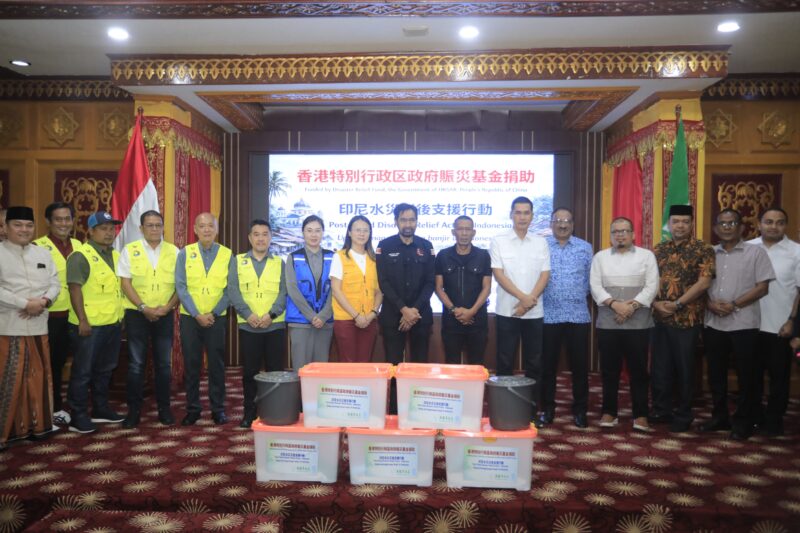 Gubernur Aceh Muzakir Manaf berfoto bersama relawan internasional asal Tiongkok dan Malaysia usai penyerahan simbolis bantuan kemanusiaan di Kompleks Meuligoe Gubernur Aceh, Banda Aceh, Sabtu (18/4/2026). Foto: Dok. Istimewa 