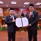 Bupati Safwandi, menyerahkan Surat Keputusan usai melantik H. Masri sebagai Sekretaris Daerah (Sekda) definitif Kabupaten Aceh Jaya di Aula Lantai III Setdakab Aceh Jaya, Senin (27/4/2026). Foto: Dok. Istimewa.