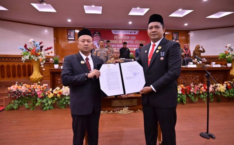 Bupati Safwandi, menyerahkan Surat Keputusan usai melantik H. Masri sebagai Sekretaris Daerah (Sekda) definitif Kabupaten Aceh Jaya di Aula Lantai III Setdakab Aceh Jaya, Senin (27/4/2026). Foto: Dok. Istimewa.