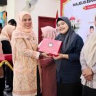 Plt Ketua DWP Aceh Barat, Cut Zulfahnur Syafitri Kurdi, menyerahkan cendera mata kepada narasumber usai kegiatan Majelis Taklim edukatif di Samatiga, Selasa (28/4/2026). Foto: Dok. Istimewa 