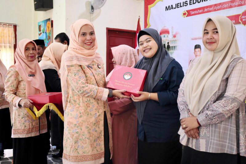 Plt Ketua DWP Aceh Barat, Cut Zulfahnur Syafitri Kurdi, menyerahkan cendera mata kepada narasumber usai kegiatan Majelis Taklim edukatif di Samatiga, Selasa (28/4/2026). Foto: Dok. Istimewa 