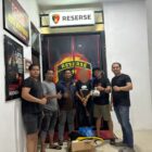 Tim Resmob Satreskrim Polres Aceh Jaya mengamankan pelaku pencurian dengan pemberatan (curat) beserta barang bukti di Mapolres Aceh Jaya, Kamis (2/4/2026) malam. Foto: Dok. Polres Aceh Jaya