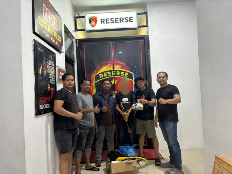 Tim Resmob Satreskrim Polres Aceh Jaya mengamankan pelaku pencurian dengan pemberatan (curat) beserta barang bukti di Mapolres Aceh Jaya, Kamis (2/4/2026) malam. Foto: Dok. Polres Aceh Jaya