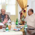 Wali Nanggroe Aceh Tgk. Malik Mahmud Al Haythar menerima Kepala Posko PPR Aceh Safrizal ZA dalam pertemuan membahas rehabilitasi dan rekonstruksi pascabencana di Meuligoe Wali Nanggroe, Banda Aceh, Kamis (2/4/2026). Foto: Dok. Istimewa 