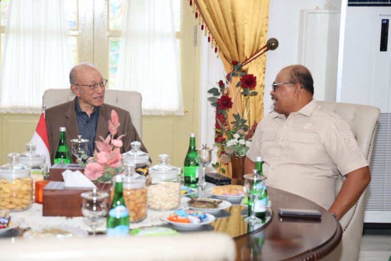 Wali Nanggroe Aceh Tgk. Malik Mahmud Al Haythar menerima Kepala Posko PPR Aceh Safrizal ZA dalam pertemuan membahas rehabilitasi dan rekonstruksi pascabencana di Meuligoe Wali Nanggroe, Banda Aceh, Kamis (2/4/2026). Foto: Dok. Istimewa 