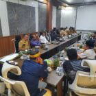 Suasana pertemuan antara BKN dan pengurus MAA membahas legalitas rangkap jabatan profesor sebagai Ketua MAA di ruang Meusapat, Banda Aceh, Selasa (28/4/2026). Foto: Dok. Istimewa 