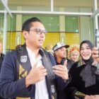 Rico Waas tiba bersama rombongan dan disambut langsung oleh Wali Kota Banda Aceh Illiza Sa’aduddin Djamal, Minggu (19/4/2026). Foto: Dok. Istimewa 