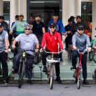 Bupati Aceh Barat bersama ASN melakukan konvoi sepeda menuju lokasi gotong royong dalam program ASRI di Meulaboh, Jumat (24/4/2026). Foto: Dok. Istimewa 
