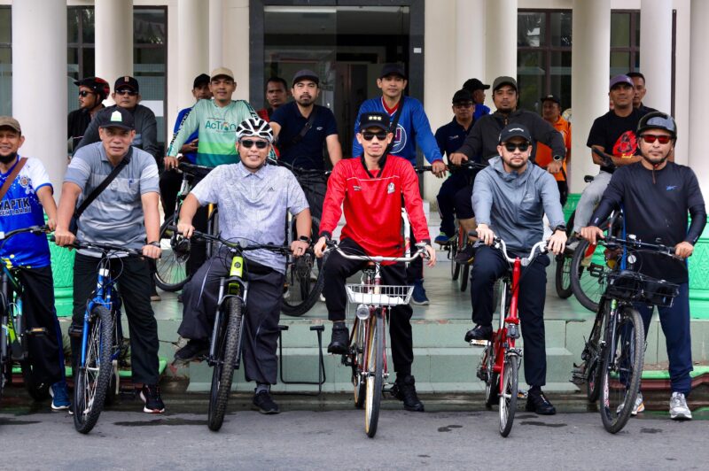 Bupati Aceh Barat bersama ASN melakukan konvoi sepeda menuju lokasi gotong royong dalam program ASRI di Meulaboh, Jumat (24/4/2026). Foto: Dok. Istimewa 