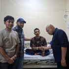Kepala BPPA Said Marzuki saat menjenguk Zaqhlul Ammar (24), hafiz asal Aceh korban kecelakaan di RS Dr. Saiful Anwar Malang, Minggu (19/4/2026). Foto: Dok. Istimewa 