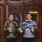 Direktur Keuangan dan Manajemen Risiko PT Solusi Bangun Indonesia Tbk, Asruddin (kiri) bersama Direktur Operasi, Edi Sarwono (kanan), menerima 3 PROPER Hijau 2025 untuk Pabrik Lhoknga, Pabrik Cilacap dan Pabrik Tuban dari Kementerian Lingkungan Hidup Republik Indonesia di Sasono Langen Budoyo, Taman Mini Indonesia Indah, Jakarta, Selasa (7/4/2026). Foto: Dok. Istimewa