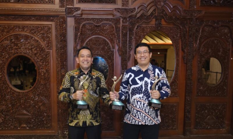 Direktur Keuangan dan Manajemen Risiko PT Solusi Bangun Indonesia Tbk, Asruddin (kiri) bersama Direktur Operasi, Edi Sarwono (kanan), menerima 3 PROPER Hijau 2025 untuk Pabrik Lhoknga, Pabrik Cilacap dan Pabrik Tuban dari Kementerian Lingkungan Hidup Republik Indonesia di Sasono Langen Budoyo, Taman Mini Indonesia Indah, Jakarta, Selasa (7/4/2026). Foto: Dok. Istimewa 