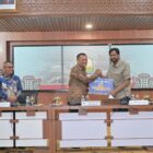 Penyerahan DP KORPRI dari Gubernur Aceh Muzakir Manaf kepada Gubernur Jawa Tengah Ahmad Luthfi usai agenda kerja sama di Banda Aceh, Kamis (23/4/2026). Foto: Dok. Istimewa 