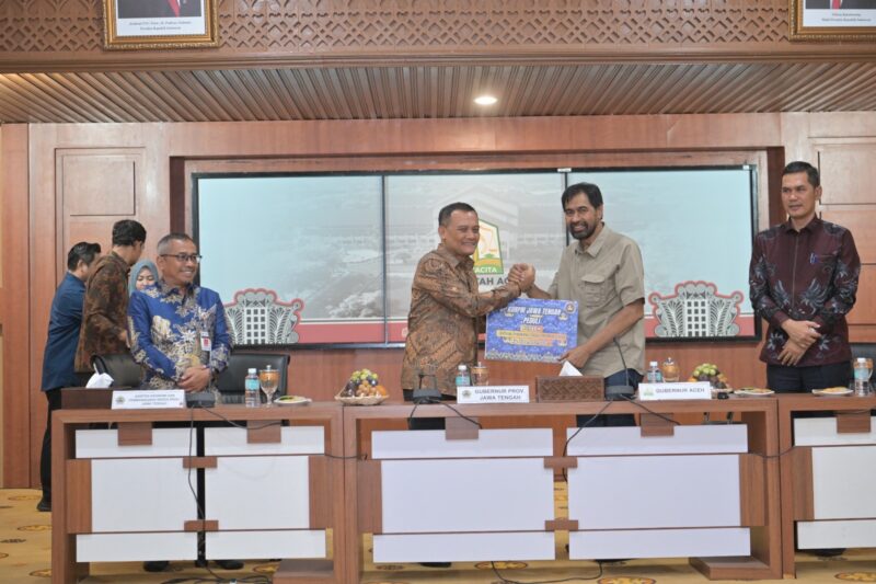 Penyerahan DP KORPRI dari Gubernur Aceh Muzakir Manaf kepada Gubernur Jawa Tengah Ahmad Luthfi usai agenda kerja sama di Banda Aceh, Kamis (23/4/2026). Foto: Dok. Istimewa 