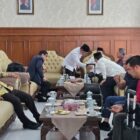 Bupati Aceh Besar, Muharram Idris, berdiskusi dengan anggota Badan Legislasi (Baleg) DPR RI saat mendampingi kepulangan rombongan usai kunjungan kerja di Provinsi Aceh melalui Bandara Sultan Iskandar Muda, Blang Bintang, Aceh Besar, Jumat (17/4/2026). Foto: Dok. MC Aceh Besar