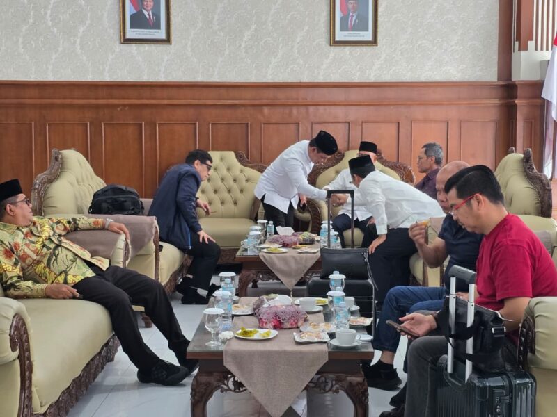 Bupati Aceh Besar, Muharram Idris, berdiskusi dengan anggota Badan Legislasi (Baleg) DPR RI saat mendampingi kepulangan rombongan usai kunjungan kerja di Provinsi Aceh melalui Bandara Sultan Iskandar Muda, Blang Bintang, Aceh Besar, Jumat (17/4/2026). Foto: Dok. MC Aceh Besar