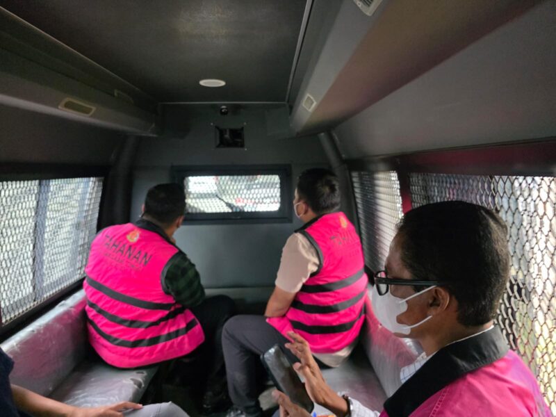 Tiga tersangka kasus korupsi beasiswa Pemerintah Aceh resmi ditahan di Rutan Kelas IIB Banda Aceh, Kamis (2/4/2026). Foto: Dok. Istimewa 