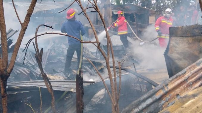 Petugas Damkar Banda Aceh sedang berusaha memadamkan api yang menghanguskan rumah warga. Foto: Dok. Istimewa 