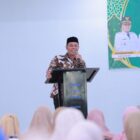 Bupati Aceh Besar H. Muharram Idris memberikan sambutan dan arahan sekaligus membuka kegiatan Bimtek Guru Pengajar Beut Kitab Bak Sikula, di Aula Disnaker Aceh Besar, Kota Jantho, Kamis (30/04/2026). Foto: Dok. MC Aceh Besar