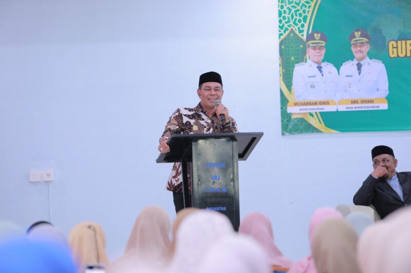 Bupati Aceh Besar H. Muharram Idris memberikan sambutan dan arahan sekaligus membuka kegiatan Bimtek Guru Pengajar Beut Kitab Bak Sikula, di Aula Disnaker Aceh Besar, Kota Jantho, Kamis (30/04/2026). Foto: Dok. MC Aceh Besar