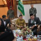 Gubernur Aceh Muzakir Manaf, Selaku Pemegang Saham didampingi Wakil Gubernur Aceh, Fadhlullah, SE, Sekda Aceh, M. Nasir Rapat RUPS Bank Aceh Syariah dengan Bupati/Walikota Yang Merupakan Pemegang Saham Kabupaten /Kota Se-Aceh , di pendopo Gubernur Aceh, Senin (13/04/2026). Foto: Dok. Istimewa 