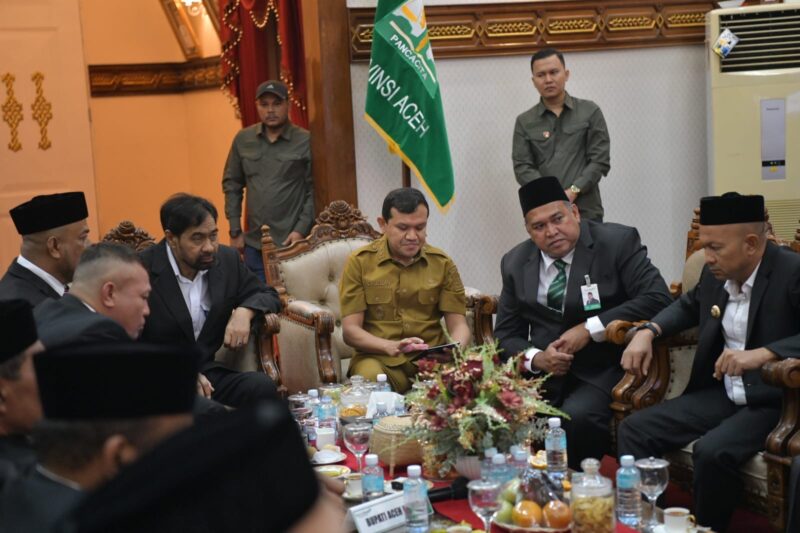 Gubernur Aceh Muzakir Manaf, Selaku Pemegang Saham didampingi Wakil Gubernur Aceh, Fadhlullah, SE, Sekda Aceh, M. Nasir Rapat RUPS Bank Aceh Syariah dengan Bupati/Walikota Yang Merupakan Pemegang Saham Kabupaten /Kota Se-Aceh , di pendopo Gubernur Aceh, Senin (13/04/2026). Foto: Dok. Istimewa 