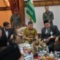 Gubernur Aceh Muzakir Manaf, Selaku Pemegang Saham didampingi Wakil Gubernur Aceh, Fadhlullah, SE, Sekda Aceh, M. Nasir Rapat RUPS Bank Aceh Syariah dengan Bupati/Walikota Yang Merupakan Pemegang Saham Kabupaten /Kota Se-Aceh , di pendopo Gubernur Aceh, Senin (13/04/2026). Foto: Dok. Istimewa 