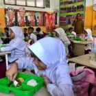 Siswa di Banda Aceh menyantap MBG. Foto: Dok. Istimewa 
