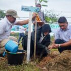 Sekretaris Utama (Sestama) BNPB Dr. Rustian, S.Si., Apt., M.Kes dan Wali Kota Banda Aceh Hj. Illiza Sa’duddin Djamal, S.E menanam pohon di Tugu Pena, Kecamatan Syiah Kuala. Foto: Dok. Istimewa 