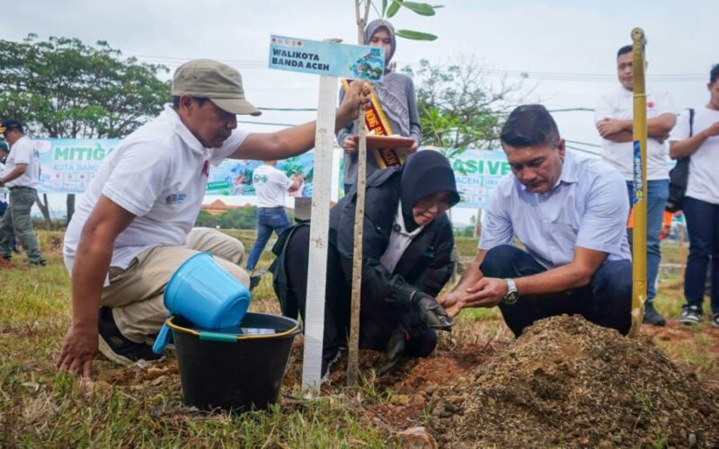 Sekretaris Utama (Sestama) BNPB Dr. Rustian, S.Si., Apt., M.Kes dan Wali Kota Banda Aceh Hj. Illiza Sa’duddin Djamal, S.E menanam pohon di Tugu Pena, Kecamatan Syiah Kuala. Foto: Dok. Istimewa 