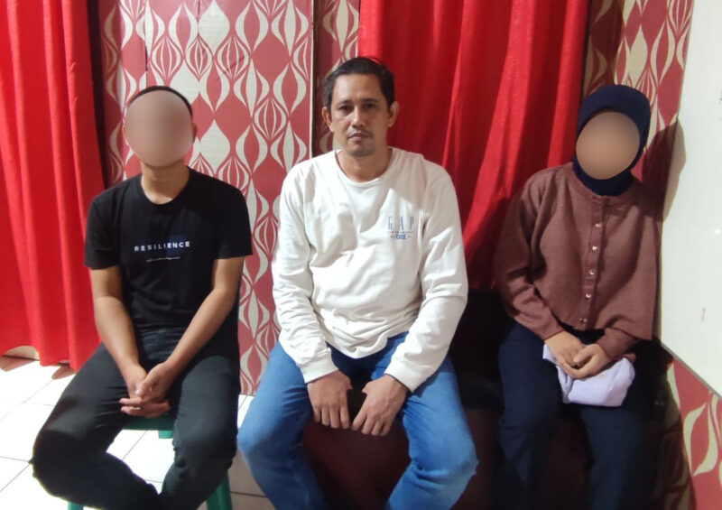 Dua terduga pelaku kasus penelantaran bayi saat diamankan petugas kepolisian di Banda Aceh, Minggu (12/4/2026). Foto: Dok. Satreskrim Polres Aceh Jaya