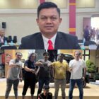 Kasat Reskrim Polres Aceh Jaya IPTU Julian Zairi, S.H., M.H. berbaju jas hitam, dan personel Tim Resmob usai berhasil mengamankan terduga pelaku curat di Teunom, Aceh Jaya, Sabtu  (25/4/2026). Foto: Dok. Satreskrim Polres Aceh Jaya