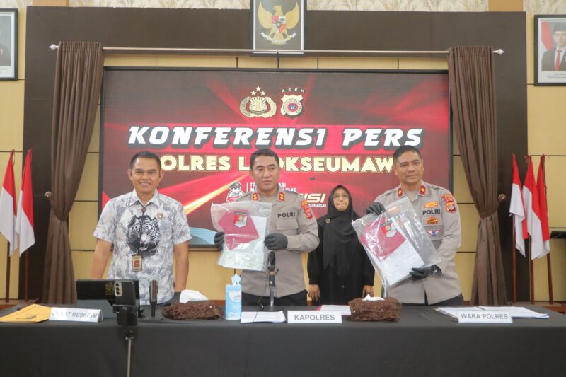 Kapolres Lhokseumawe AKBP Dr. Ahzan, S.H., S.I.K., M.S.M., M.H., didampingi Wakapolres Kompol Salmidin, S.E., M.M., serta Kasat Reskrim AKP Dr. Bustani, S.H., M.H., M.S.M., M.Si., M.Kn, menggelar konferensi pes terkait proyek fiktif di Gedung Serbaguna Polres Lhokseumawe, Rabu (8/4/2026) pagi, di hadapan sejumlah awak media. Dok. Ist