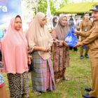 Wakil Bupati Aceh Besar Drs H Syukri A Jalil menyerahkan sembako Bazar Murah kepada masyarakat dalam rangka HUT Ke-80 TNI Angkatan Udara di halam Kantor Camat Blang Bintang, Aceh Besar, Selasa (14/04/2026). Foto: Dok. MC Aceh Besar