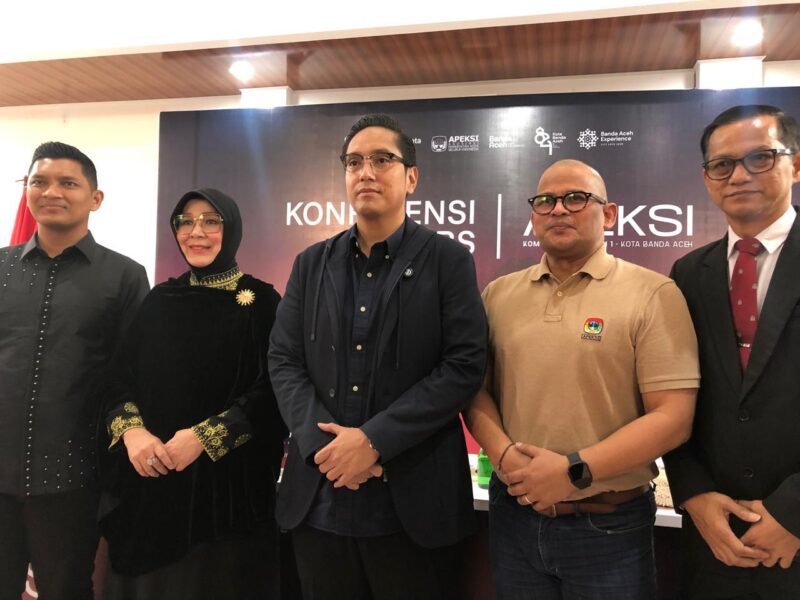 Foto Bersama Wali Kota Banda Aceh,  Illiza Sa'aduddin Djamal didampingi Wakil Wali Kota Banda Aceh, Afdhal Khalilullah bersama Ketua Komwil I APEKSI yang juga Wali Kota Medan, Rico Tri Putra Bayu Waas,  Direktur Eksekutif APEKSI Pusat, Alwis Rustam dan Ketua Panitia APEKSI, M. Nurdin, usai konferensi pers yang digelar di Pendopo Wali Kota Banda Aceh, Minggu (19/4/2026). Foto: Dok. Istimewa 