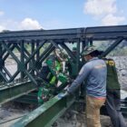Prajurit TNI berjibaku menyelesaikan pembangunan jembatan Bailey guna memulihkan akses transportasi warga terdampak bencana di Desa Bergang, Aceh Tengah, Senin (6/4/2026). Foto: Dok. Istimewa 