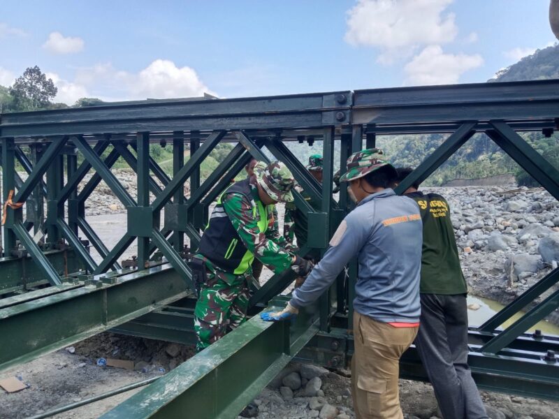 Prajurit TNI berjibaku menyelesaikan pembangunan jembatan Bailey guna memulihkan akses transportasi warga terdampak bencana di Desa Bergang, Aceh Tengah, Senin (6/4/2026). Foto: Dok. Istimewa 