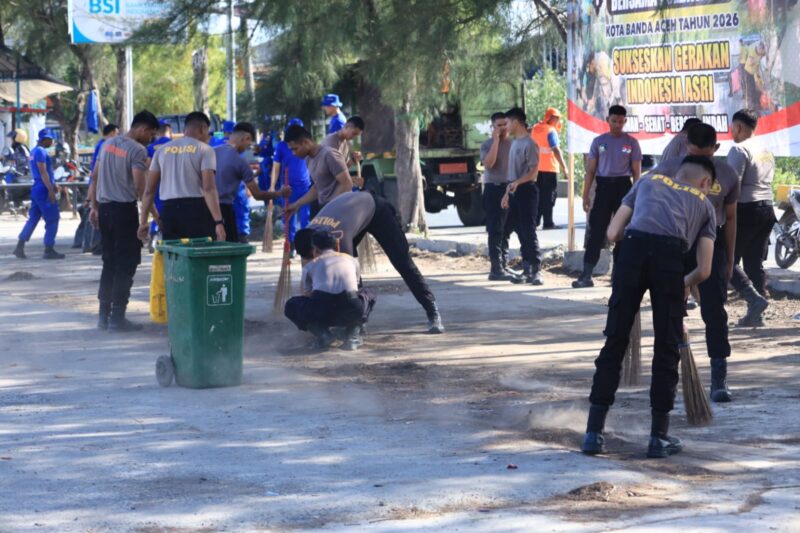 Petugas kepolisian Polda Aceh bersama Pemerintah Kota Banda Aceh melakukan gotong royong di Pasar Al Mahirah Banda Aceh, Selasa (14/4/2026). Foto: Dok. Istimewa 