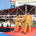 Wakil Bupati Aceh Barat Said Fadheil bersama Plt Sekda Dr. Kurdi meninjau kesiapan lokasi Tabligh Akbar di halaman Masjid Agung Baitul Makmur, Meulaboh, Selasa (31/3/2026). Foto: Dok. Istimewa 