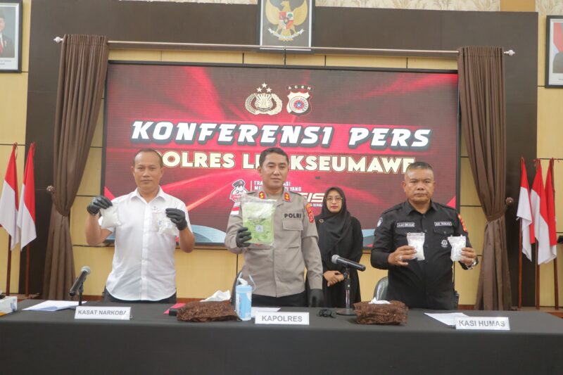 konfrensi pers oleh Kapolres Lhokseumawe ABBP Dr. Ahzan., S.H, S.I.K., M.S.M., M.H didampingi Kasat Narkoba IPTU Arizal dan Kasi Humas Polres Lhokseumawe  Salman Alfarasi., S.H., M.M dihadapan sejumlah awak media yang berlangsung digedung serbaguna Polres Lhokseumawe, rabu (8/4/2026) pagi. Dok. Ist