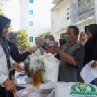 Warga penerima manfaat mengambil bantuan pangan. Foto: Dok. Istimewa