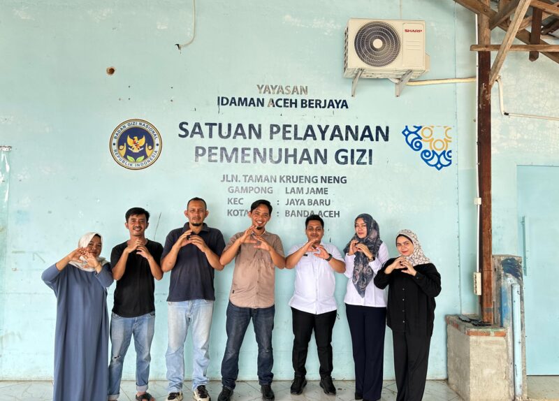 Pelaku UMKM bersama pengelola dapur MBG Lamjame berfoto usai kegiatan produksi makanan bergizi gratis di Banda Aceh, Senin (27/4/2026). Foto: Dok. Istimewa 