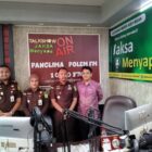 Suasana dialog interaktif pihak Kejari Aceh Besar dalam program “Jaksa Menyapa”, di Radio Panglima Polem FM 104 Mhz, Kota Jantho, Aceh Besar, Senin (6/4/2026). Foto: Dok. PPFM