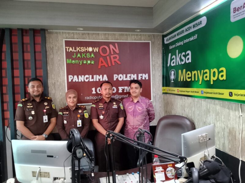 Suasana dialog interaktif pihak Kejari Aceh Besar dalam program “Jaksa Menyapa”, di Radio Panglima Polem FM 104 Mhz, Kota Jantho, Aceh Besar, Senin (6/4/2026). Foto: Dok. PPFM