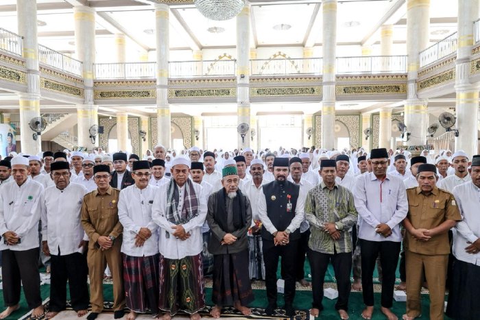 Bupati Al Farlaky Peusijuek Jamaah Haji 2026, Titip Doa untuk Daerah dan Kepemimpinannya. Dok. Pemkab Aceh Timur